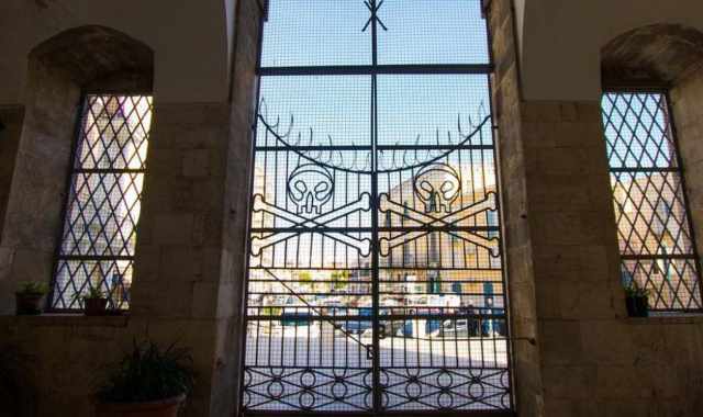 Teschi, cimiteri murati, bimbi morti:  l'inquietante chiesa del Purgatorio di Modugno